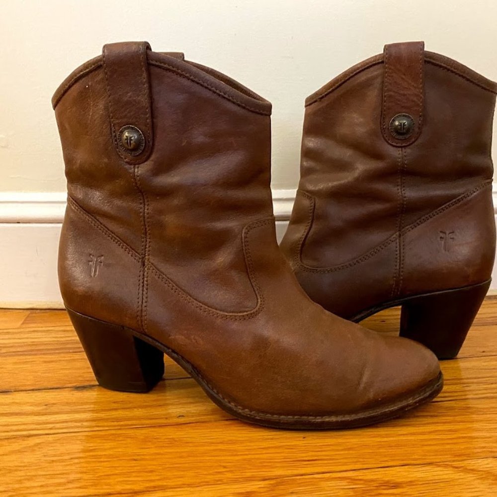 Frye Jackie Button Short Booties 8.5